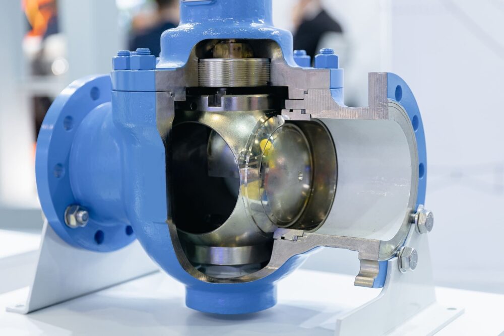 Запорная арматура для пластиковых труб: виды, особенности и применение